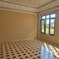 Renoviertes Zimmer mit Stuckleisten. Wand in Beige/Braun
