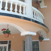 Eine Terasse und ein großer Balkon in weiß und cremefarbe
