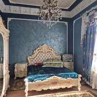 Renoviertes Zimmer mit Stuckleisten. Wand in Hell- und Dunkelblau