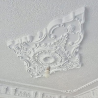 Stuckarbeit um eine Lampe herum und an der Decke entlang
