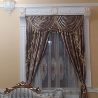 Stuckarbeit um ein Fenster herum und der Wand entlang