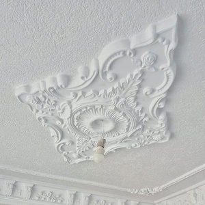 Schöne Stuckarbeit an der Deckenwand um eine Lampe herum